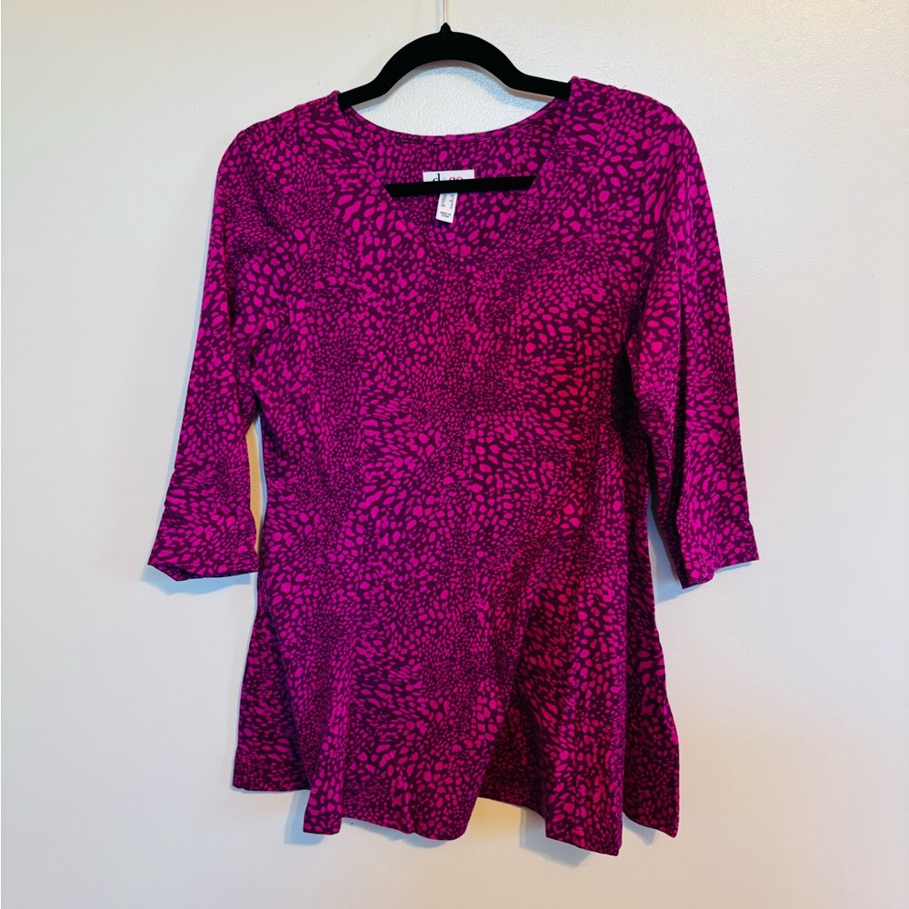 D&Co half sleeve patterned pink top size xs, has some fading